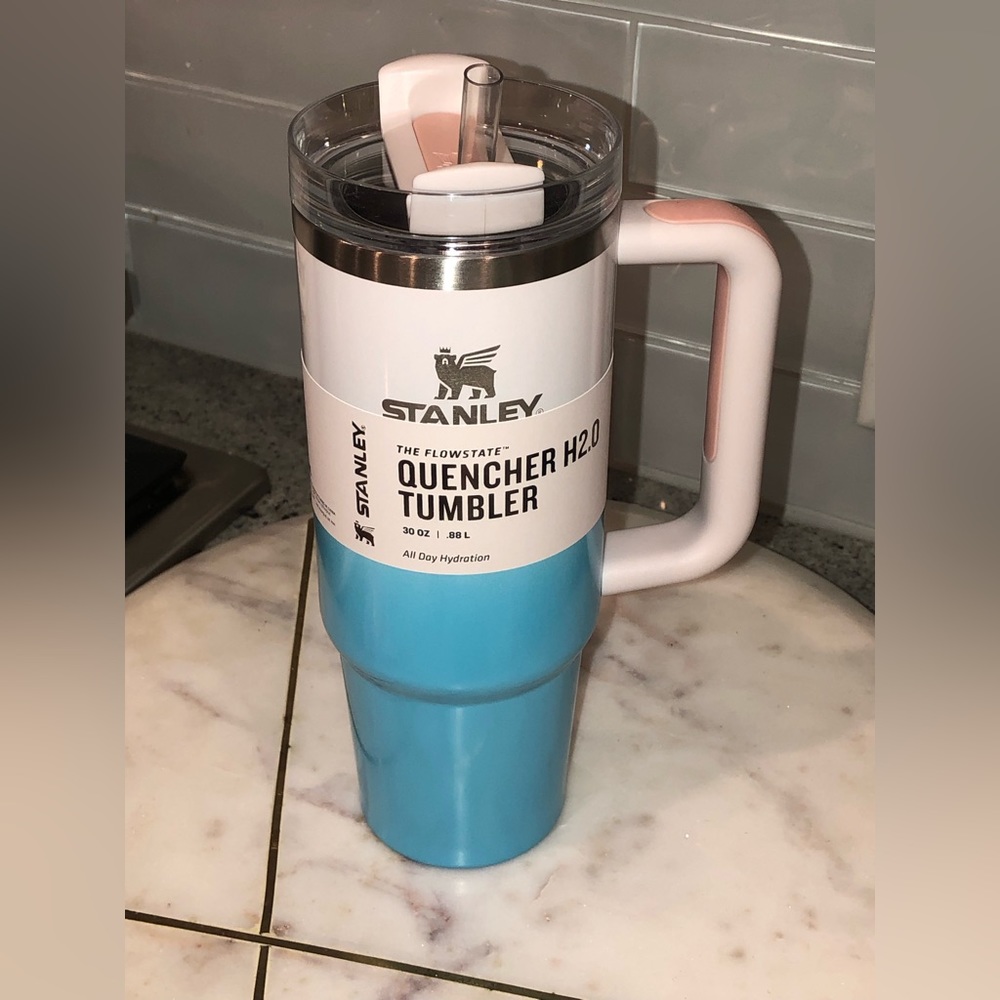 ✨NWT✨ Stanley 30 oz. Quencher H2.0 FlowState Tumbler Pool Ombré - Picture 3 of 12